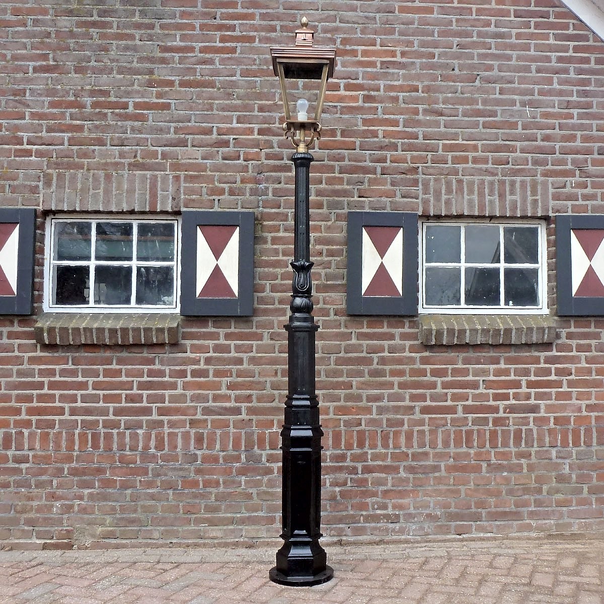 E113. M2 + 4-kantigt kopparlykthus 70. Höjd: 275 cm