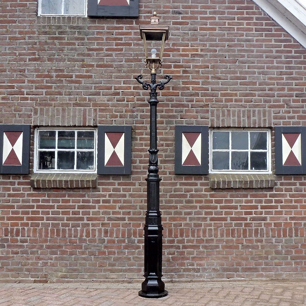 E120. M2 + ornamenterad stegpinne + 4-kantigt kopparlykthus 70. Höjd: 303 cm
