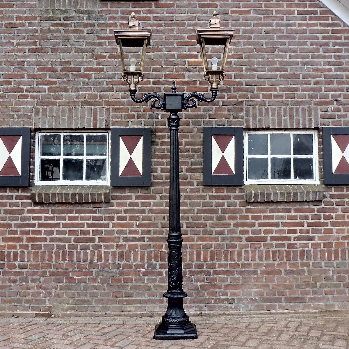 E178. Romantica + double bracket + 4-kantigt kopparlykthus 70. Höjd: 274 cm