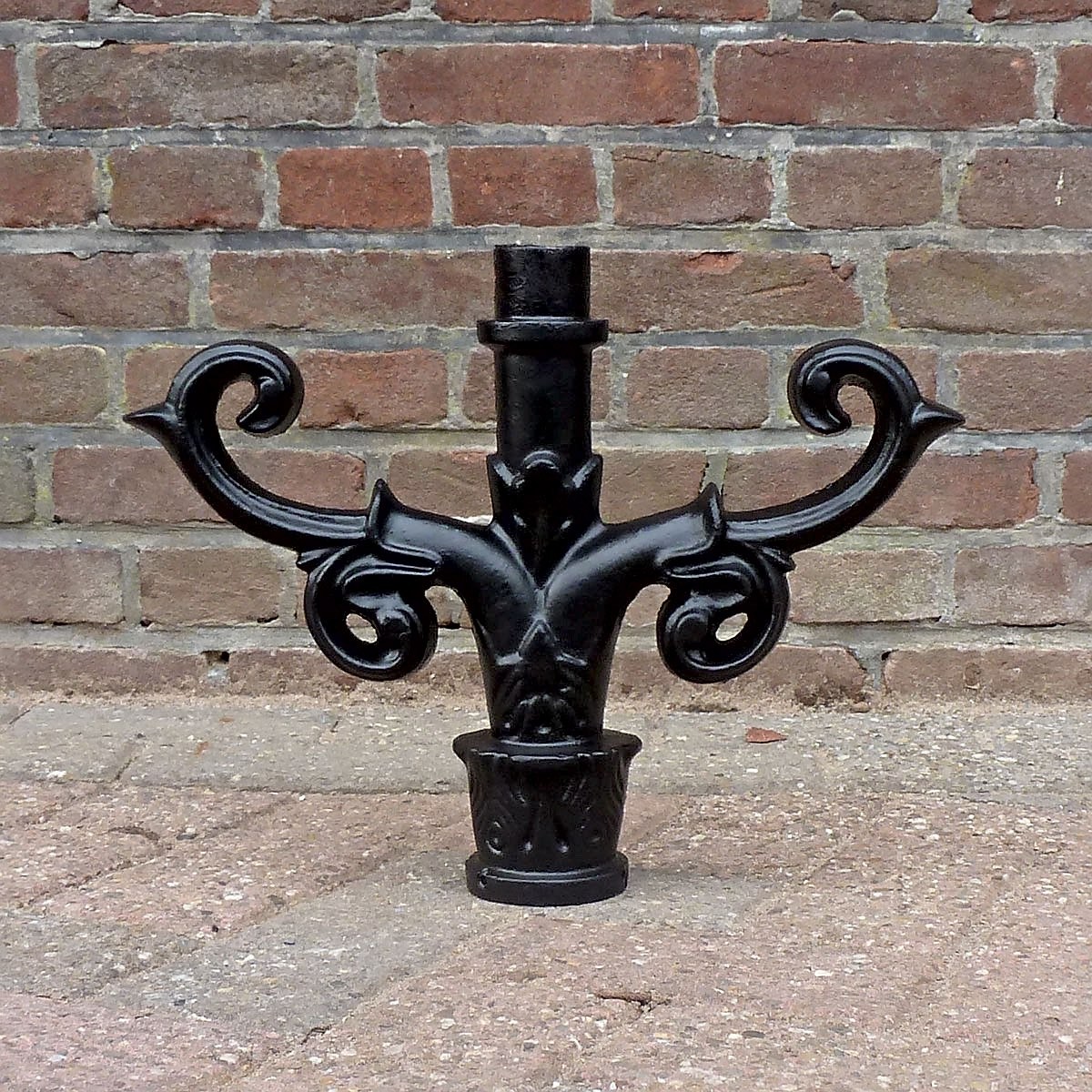 E208. Ornamenterad stegpinne. Höjd: 28 cm