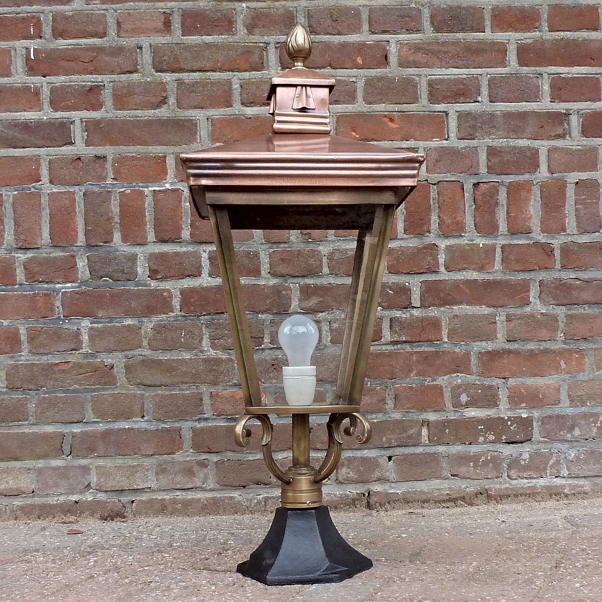 E3. Hengelo + 4-kantigt kopparlykthus 70. Höjd: 85 cm