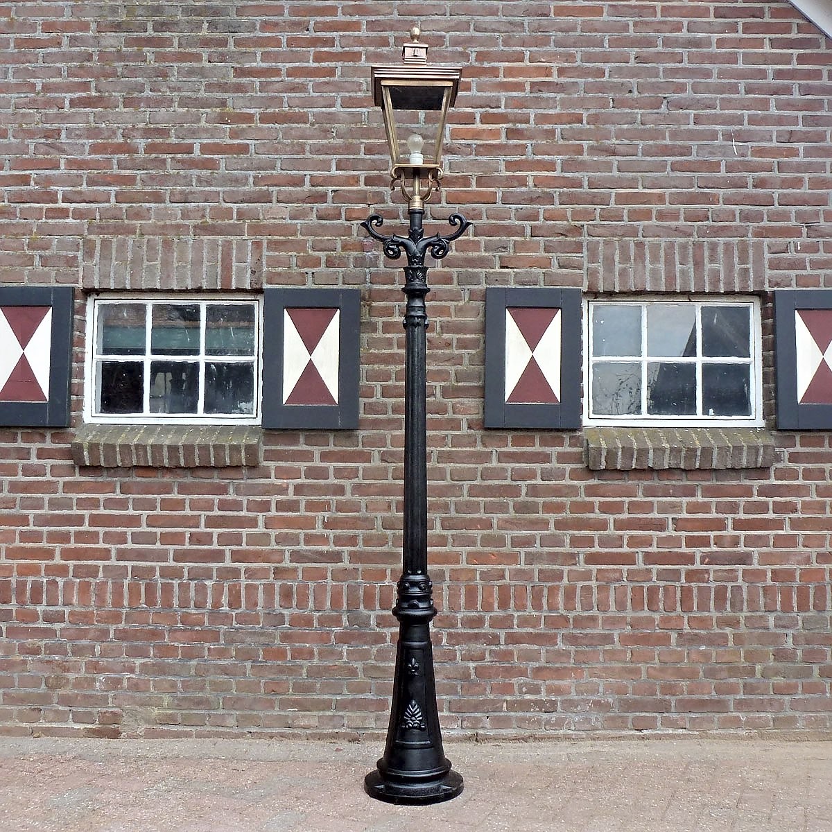 E77. Rotterdammer + ornamenterad stegpinne + 4-kantigt kopparlykthus 70. Höjd: 272 cm