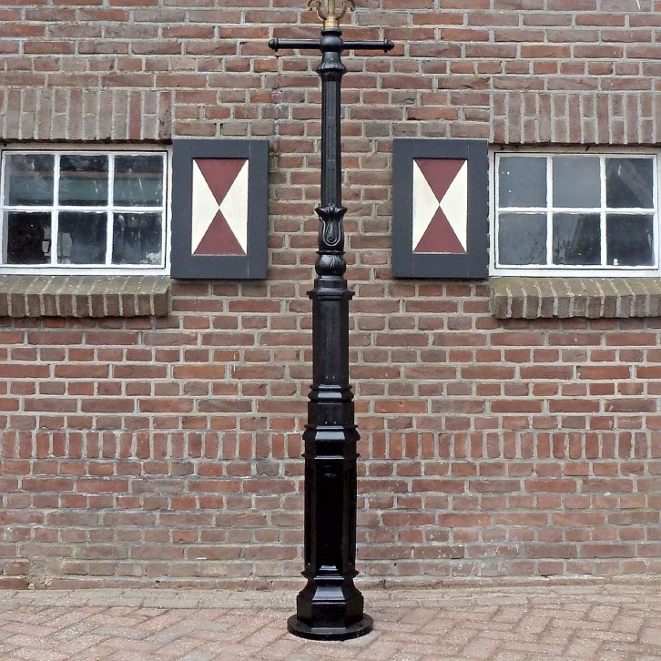 E127. M2 + rak stegpinne + 4-kantigt kopparlykthus 70. Höjd: 287 cm