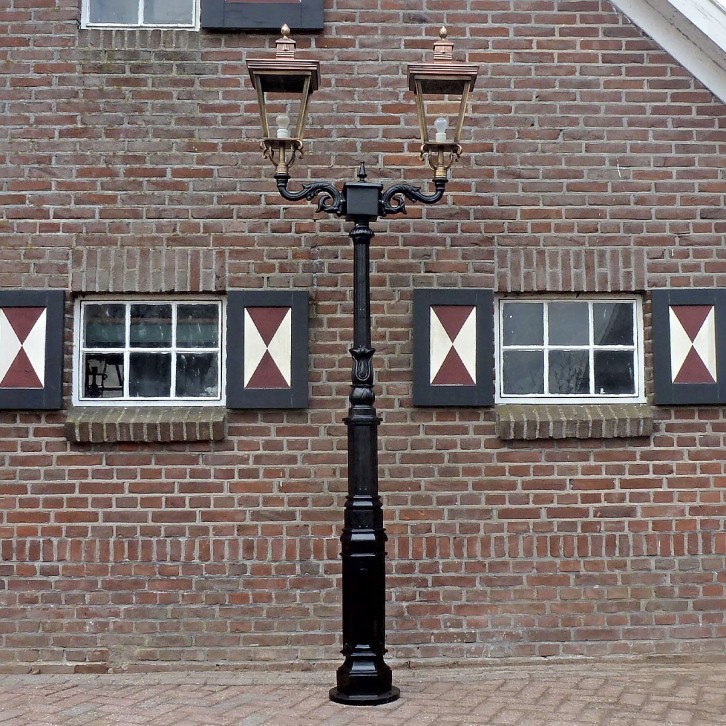 E171. M2 + double bracket + 4-kantigt kopparlykthus 70. Höjd: 297 cm