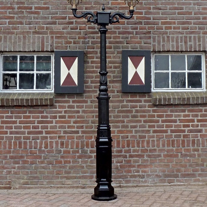 E171. M2 + double bracket + 4-kantigt kopparlykthus 70. Höjd: 297 cm