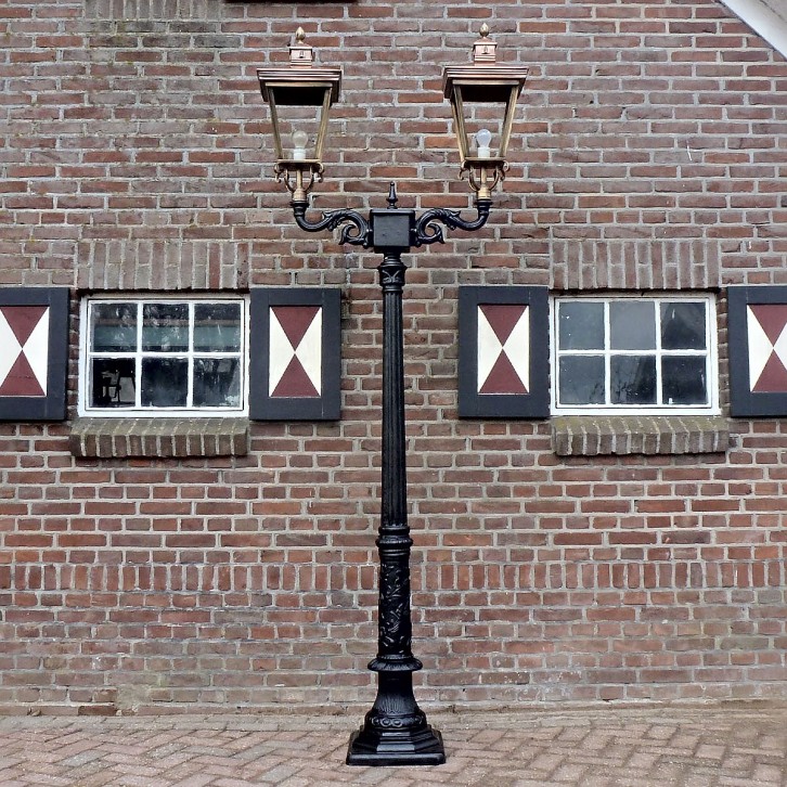 E178. Romantica + double bracket + 4-kantigt kopparlykthus 70. Höjd: 274 cm