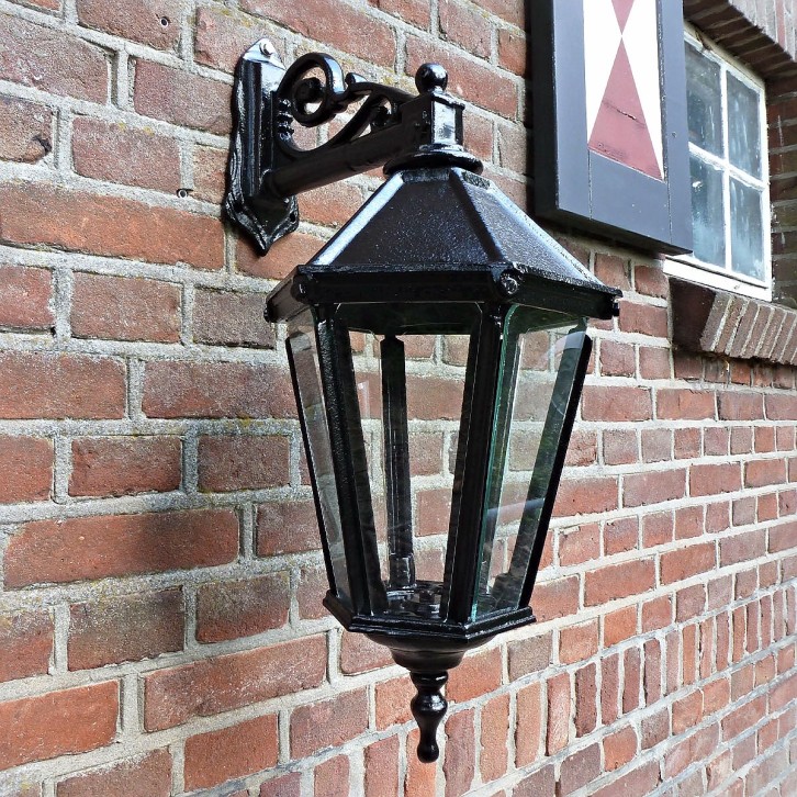 E236. Rakt fäste small + 6-kantigt gjutjärnslykthus small. 64 cm
