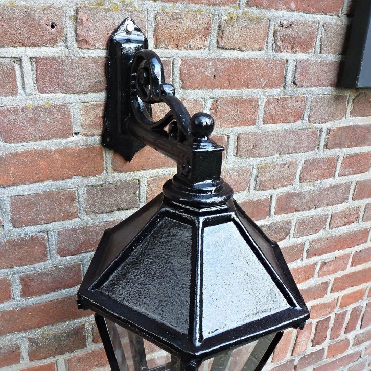E236. Rakt fäste small + 6-kantigt gjutjärnslykthus small. 64 cm